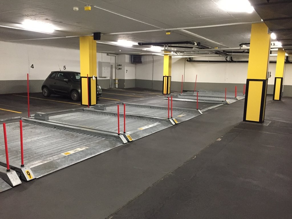Place de parc souterrain en plein cœur de Zurich et à proximité immédiate de la zone commerçante de Zurich ainsi que de la gare centrale de Zurich :
- Place de parc individuelle sur plateforme mobile - ainsi, votre voiture ne sera jamais rayée, c'est garanti !
- CHF 500.00 / mois (locataires extern, photo 2 sur 2