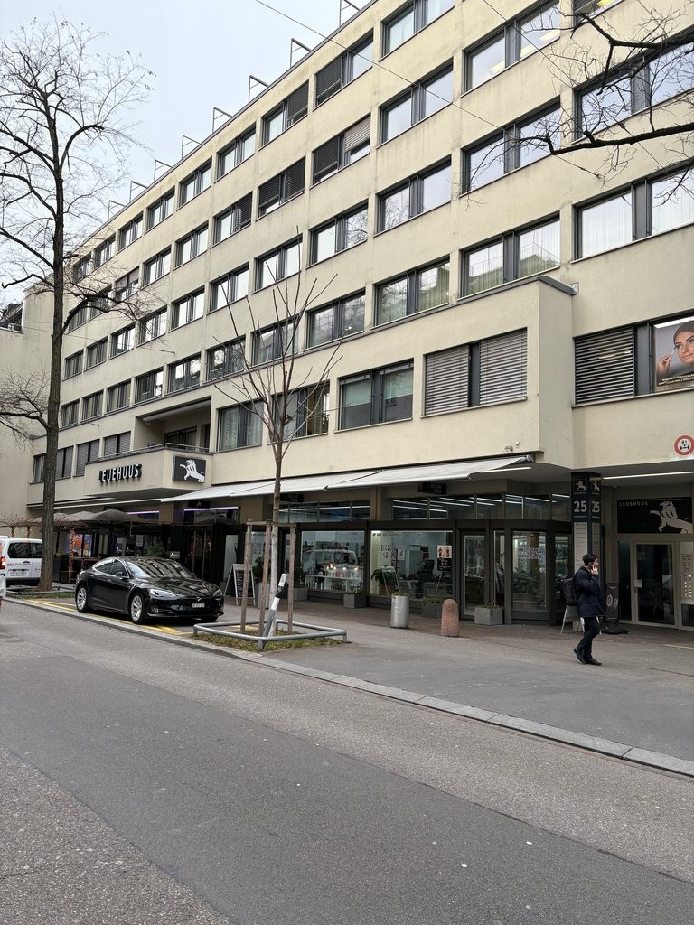 Place de parc souterrain en plein cœur de Zurich et à proximité immédiate de la zone commerçante de Zurich ainsi que de la gare centrale de Zurich :
- Place de parc individuelle sur plateforme mobile - ainsi, votre voiture ne sera jamais rayée, c'est garanti !
- CHF 500.00 / mois (locataires extern, photo 1 sur 2