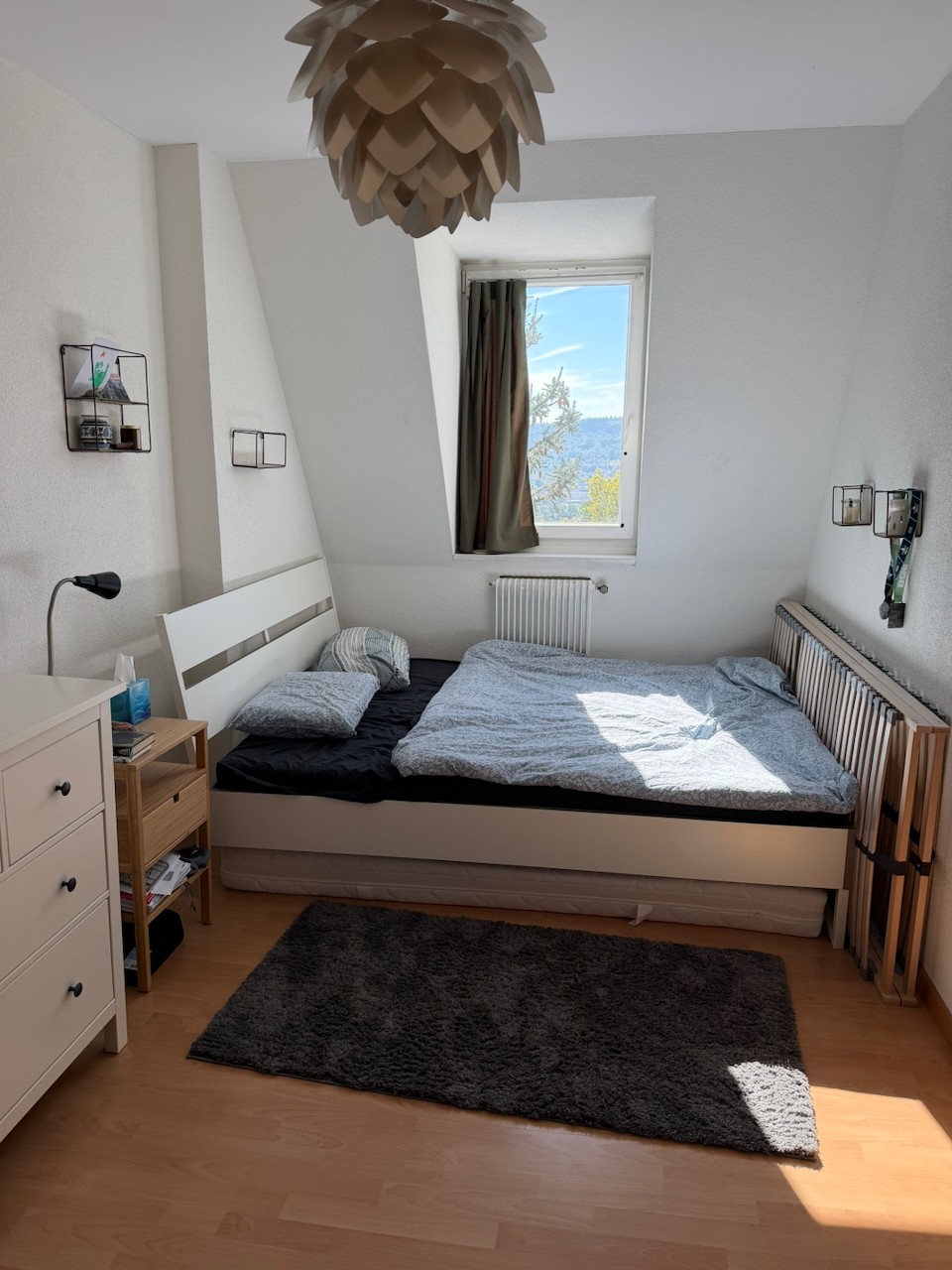 Chambre dans une colocation

L'appartement s'étend sur les 3ème et 4ème étages. Le niveau inférieur comprend les trois chambres, la salle de bain et la cuisine. À l'étage, il y a un grand salon et une salle à manger qui s'ouvrent sur une grande terrasse sur le toit avec une vue incroyable sur Zurich