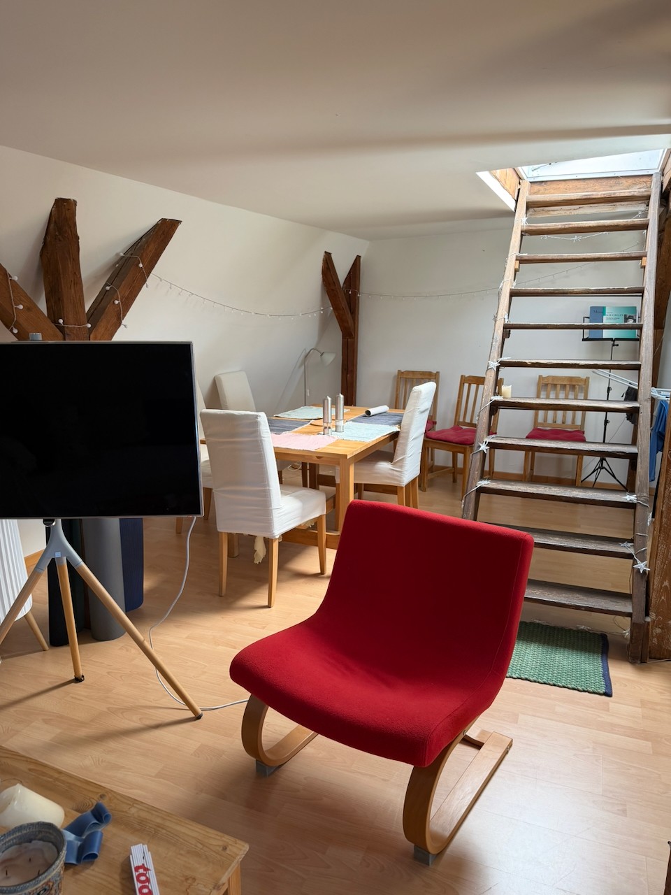 Chambre dans une colocation

L'appartement s'étend sur les 3ème et 4ème étages. Le niveau inférieur comprend les trois chambres, la salle de bain et la cuisine. À l'étage, il y a un grand salon et une salle à manger qui s'ouvrent sur une grande terrasse sur le toit avec une vue incroyable sur Zurich