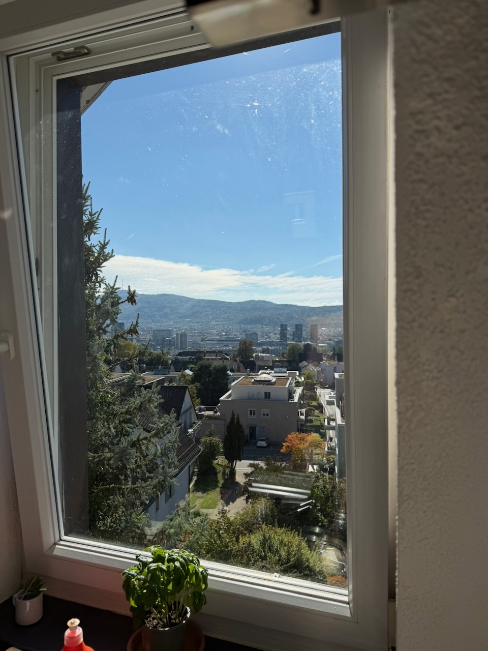 Chambre dans une colocation

L'appartement s'étend sur les 3ème et 4ème étages. Le niveau inférieur comprend les trois chambres, la salle de bain et la cuisine. À l'étage, il y a un grand salon et une salle à manger qui s'ouvrent sur une grande terrasse sur le toit avec une vue incroyable sur Zurich