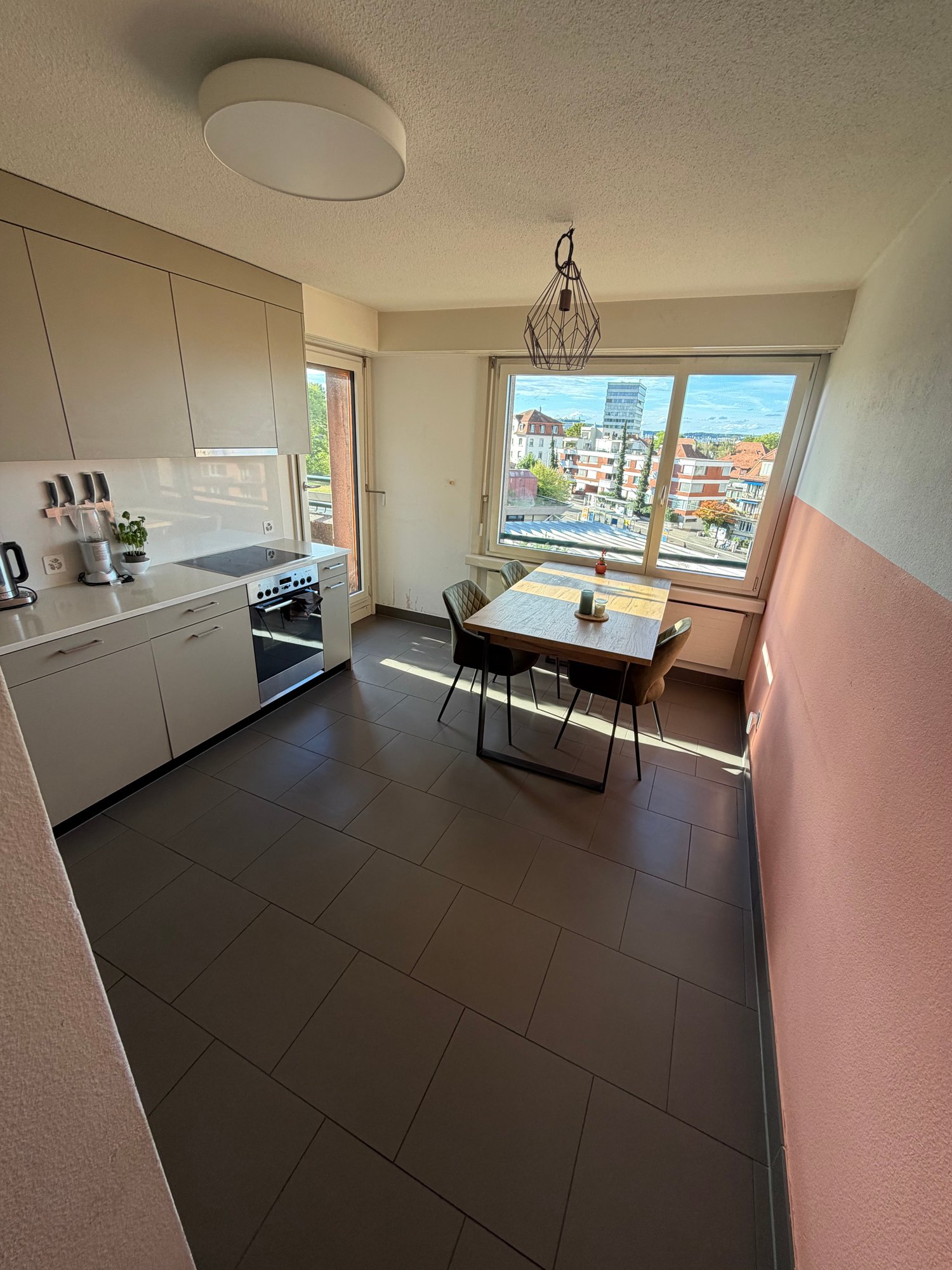 Zimmer in einer WG
Hallo zusammen! 👋 Ich ziehe Anfang November aus (ideal am 2., aber noch offen, falls es früher benötigt wird) und suche jemanden, der mein Zimmer in Zürich übernimmt, das in Laubegg liegt (nur 7 Min. vom Bahnhof Enge). Wir haben die Tram direkt vor dem Haus und auch Migros/Coop., Foto 2 von 3