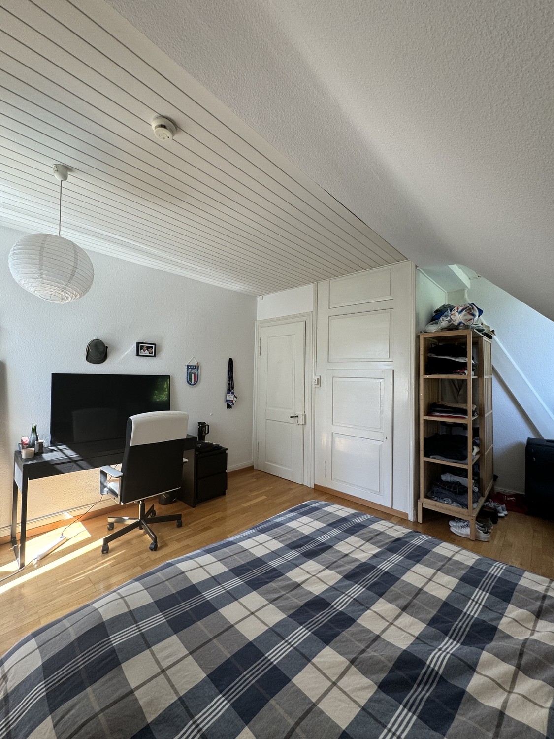 Chambre dans une colocation

Chambre privée dans une magnifique villa historique de 400 m² en colocation avec jardin privé et terrasse, située dans le quartier de Hottingen.

La chambre est située au deuxième étage et est entièrement meublée. Les meubles existants seront disponibles à l'achat à un p