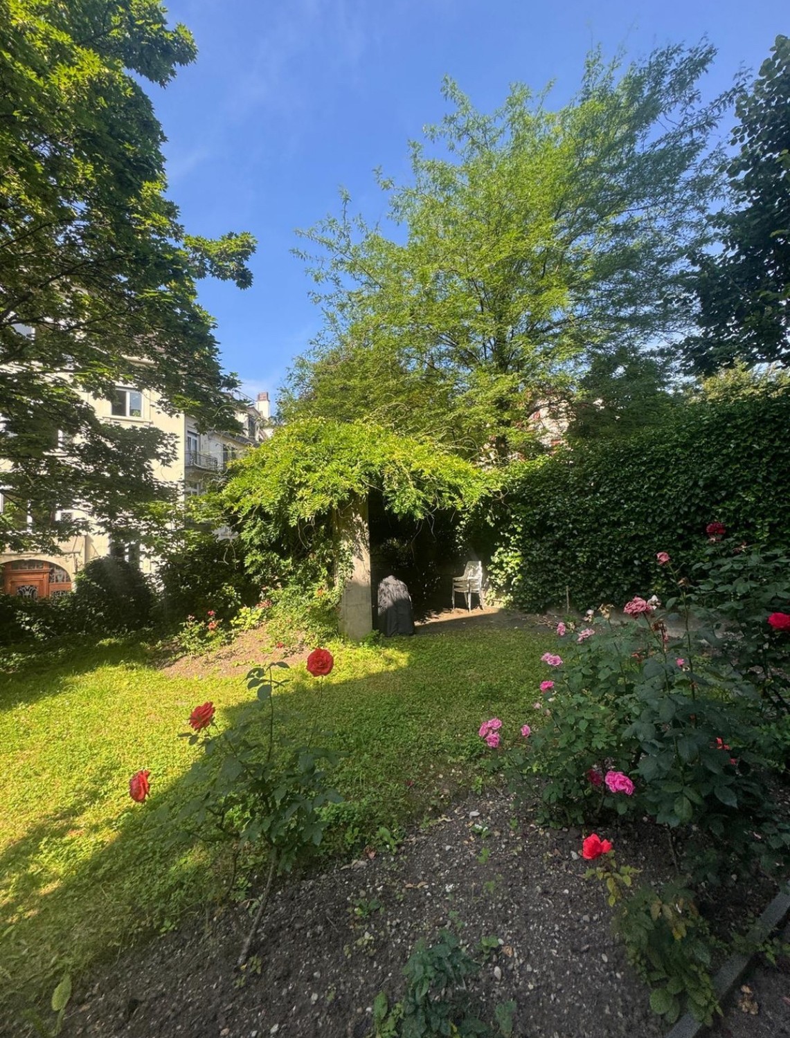 Chambre dans une colocation

Chambre privée dans une magnifique villa historique de 400 m² en colocation avec jardin privé et terrasse, située dans le quartier de Hottingen.

La chambre est située au deuxième étage et est entièrement meublée. Les meubles existants seront disponibles à l'achat à un p