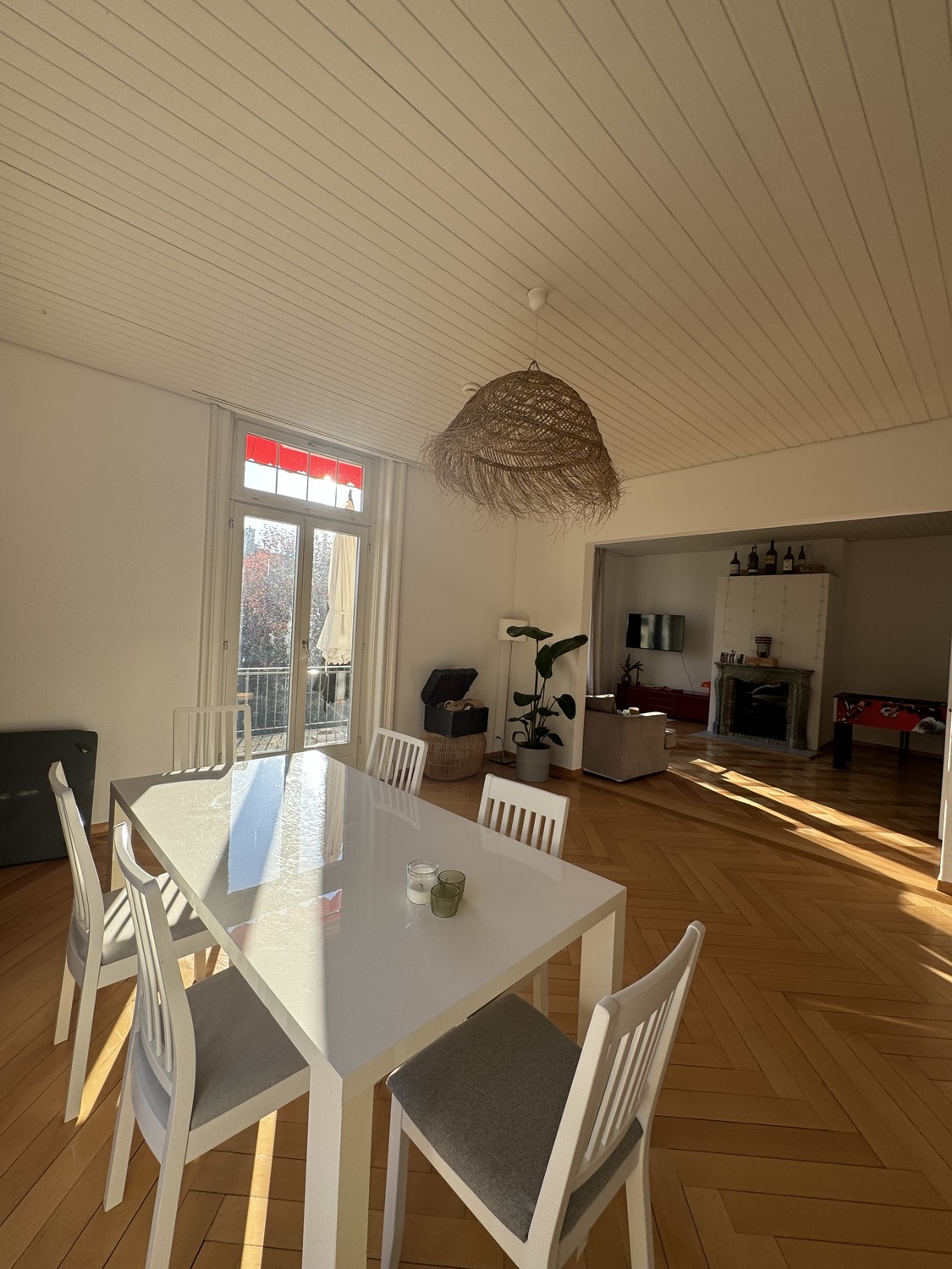 Chambre dans une colocation

Chambre privée dans une magnifique villa historique de 400 m² en colocation avec jardin privé et terrasse, située dans le quartier de Hottingen.

La chambre est située au deuxième étage et est entièrement meublée. Les meubles existants seront disponibles à l'achat à un p