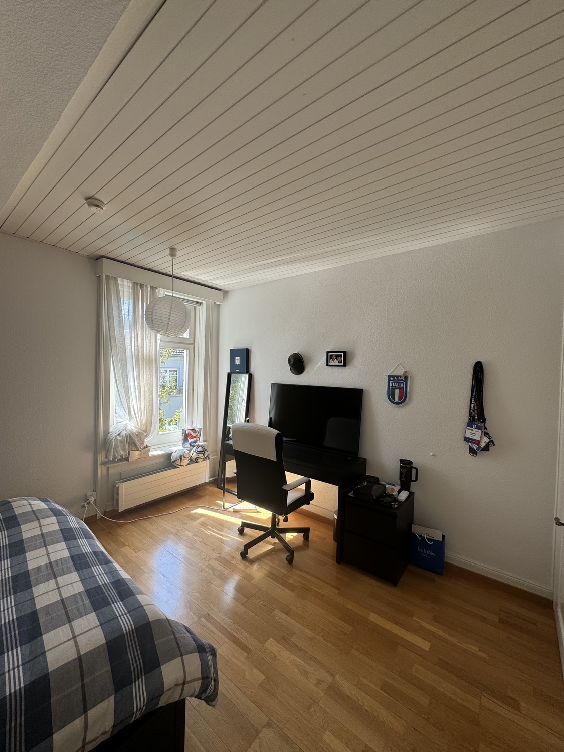 Chambre dans une colocation

Chambre privée dans une magnifique villa historique de 400 m² en colocation avec jardin privé et terrasse, située dans le quartier de Hottingen.

La chambre est située au deuxième étage et est entièrement meublée. Les meubles existants seront disponibles à l'achat à un p
