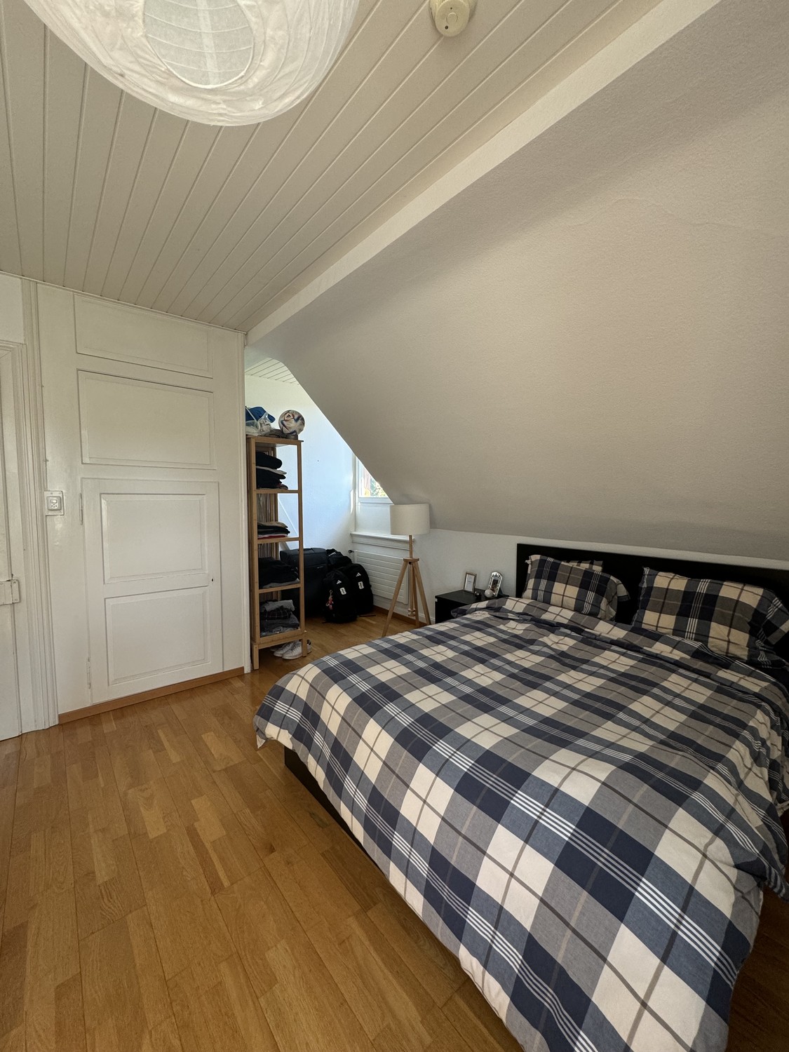 Chambre dans une colocation

Chambre privée dans une magnifique villa historique de 400 m² en colocation avec jardin privé et terrasse, située dans le quartier de Hottingen.

La chambre est située au deuxième étage et est entièrement meublée. Les meubles existants seront disponibles à l'achat à un p