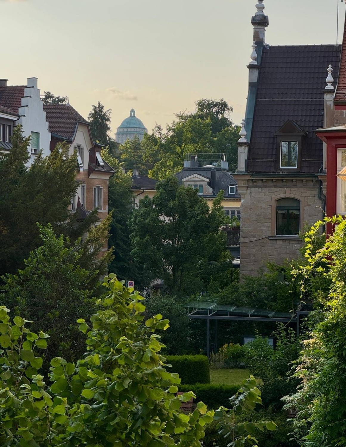 Chambre dans une colocation

Chambre privée dans une magnifique villa historique de 400 m² en colocation avec jardin privé et terrasse, située dans le quartier de Hottingen.

La chambre est située au deuxième étage et est entièrement meublée. Les meubles existants seront disponibles à l'achat à un p