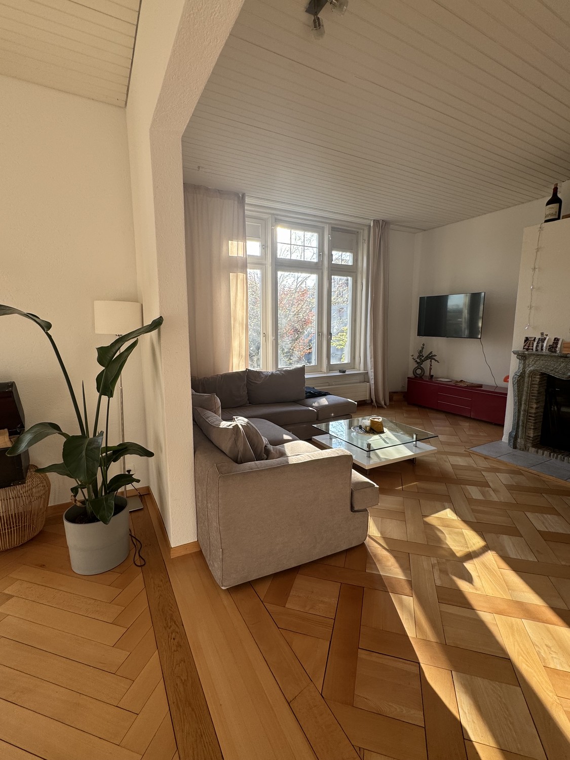 Chambre dans une colocation

Chambre privée dans une magnifique villa historique de 400 m² en colocation avec jardin privé et terrasse, située dans le quartier de Hottingen.

La chambre est située au deuxième étage et est entièrement meublée. Les meubles existants seront disponibles à l'achat à un p