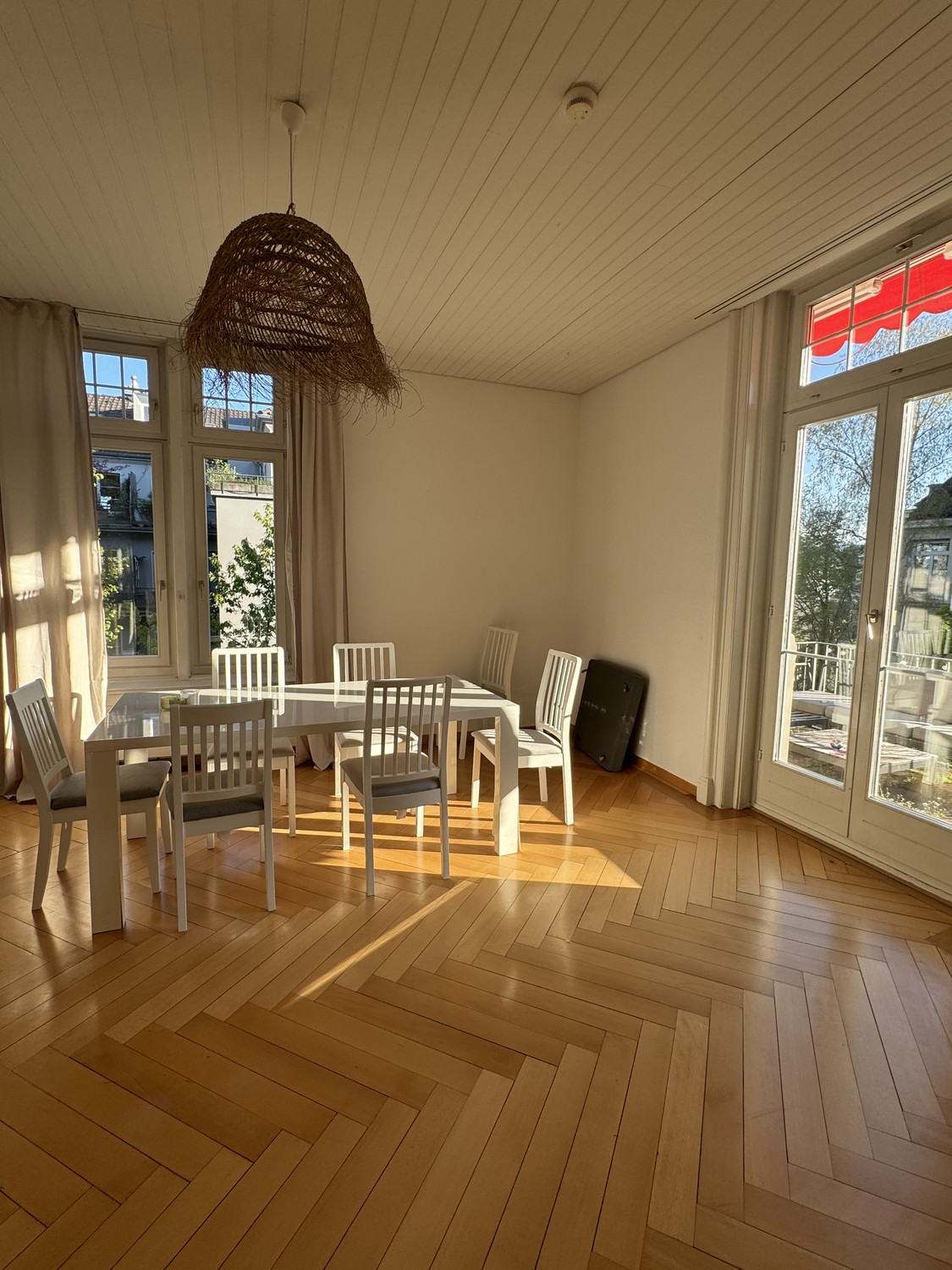 Chambre dans une colocation

Chambre privée dans une magnifique villa historique de 400 m² en colocation avec jardin privé et terrasse, située dans le quartier de Hottingen.

La chambre est située au deuxième étage et est entièrement meublée. Les meubles existants seront disponibles à l'achat à un p