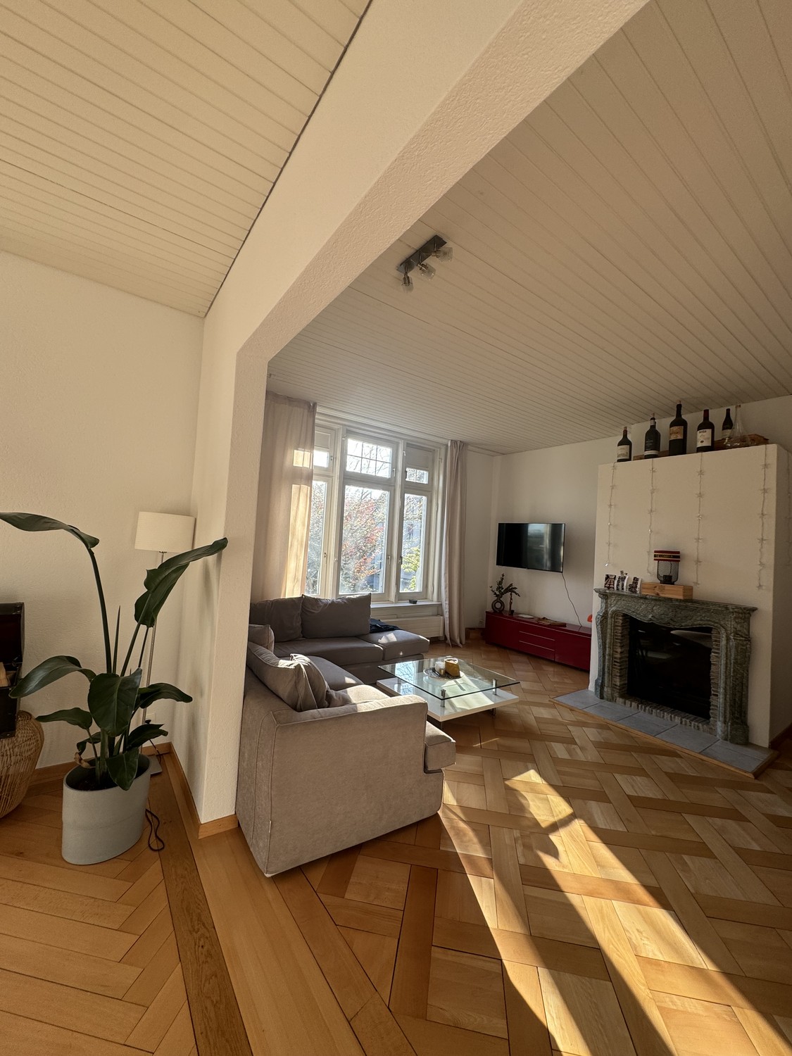 Chambre dans une colocation

Chambre privée dans une magnifique villa historique de 400 m² en colocation avec jardin privé et terrasse, située dans le quartier de Hottingen.

La chambre est située au deuxième étage et est entièrement meublée. Les meubles existants seront disponibles à l'achat à un p