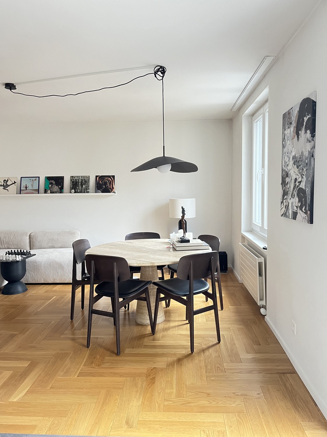 Appartement de 3 ½ pièces

Je sous-loue mon appartement pour une durée de 3 à 5 semaines. Il est entièrement meublé et extrêmement bien desservi :
- gare principale à environ 5’ en transports publics
- lac à environ 5-10’ à vélo
- centre-ville à 5-10’ en transports publics

L'appartement dispose de 