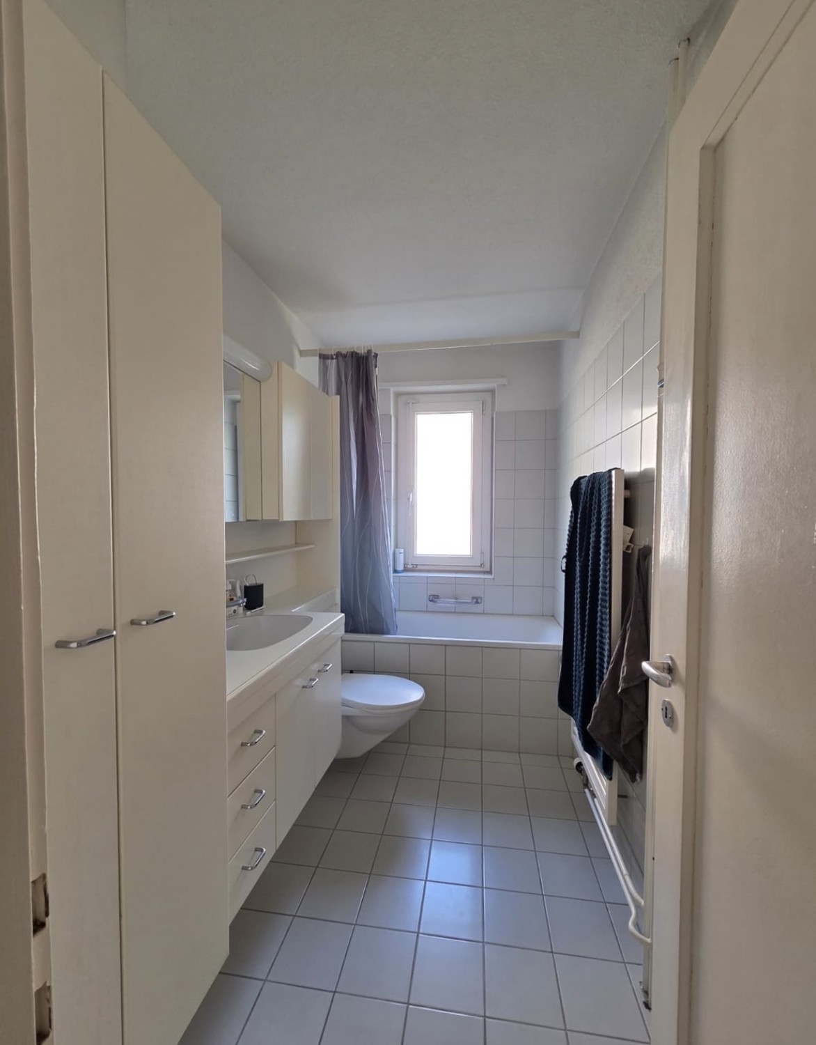 Appartement de 2,5 pièces lumineux et calme à Zurich Altstetten – Sous-location pour novembre 2026 (1 MOIS)

Disponible exclusivement du 1er au 30 novembre 2026 (l'immeuble fera l'objet d'une rénovation complète à partir de décembre).

Caractéristiques principales et équipements :
- Espace de vie : 