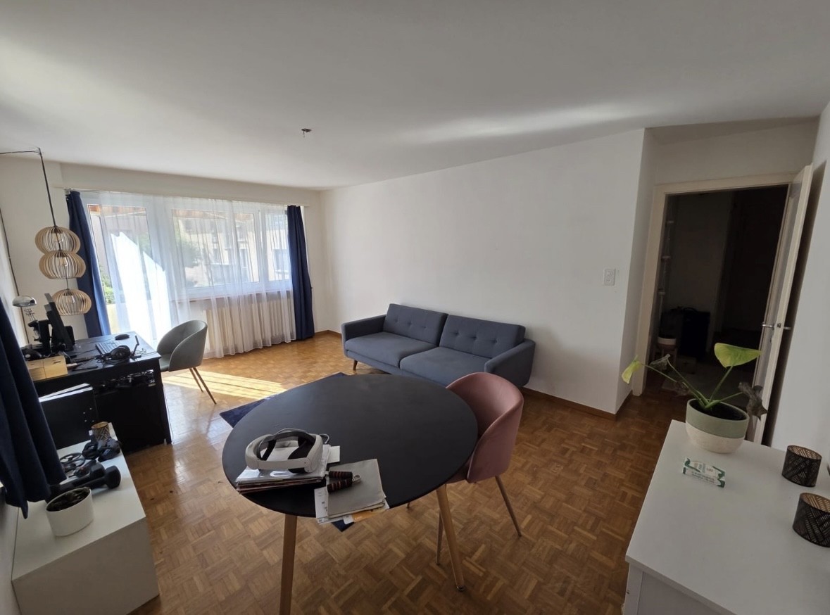 Appartement de 2,5 pièces lumineux et calme à Zurich Altstetten – Sous-location pour novembre 2026 (1 MOIS)

Disponible exclusivement du 1er au 30 novembre 2026 (l'immeuble fera l'objet d'une rénovation complète à partir de décembre).

Caractéristiques principales et équipements :
- Espace de vie : 