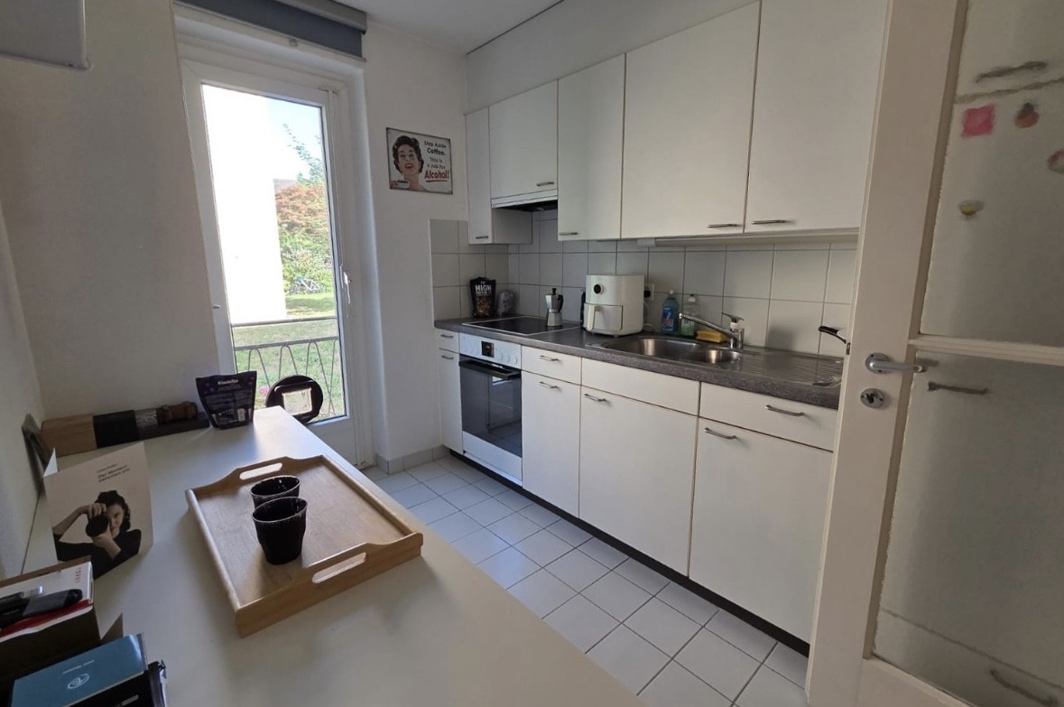 Appartement de 2,5 pièces lumineux et calme à Zurich Altstetten – Sous-location pour novembre 2026 (1 MOIS)

Disponible exclusivement du 1er au 30 novembre 2026 (l'immeuble fera l'objet d'une rénovation complète à partir de décembre).

Caractéristiques principales et équipements :
- Espace de vie : 
