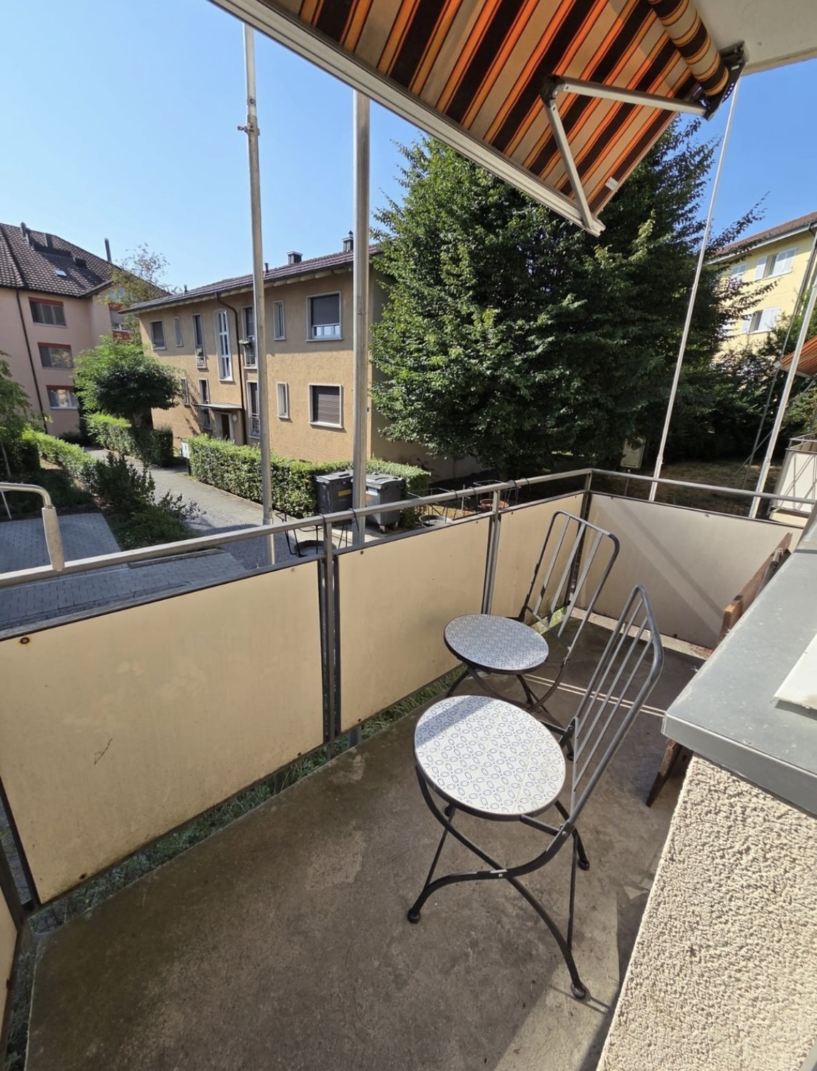 Appartement de 2,5 pièces lumineux et calme à Zurich Altstetten – Sous-location pour novembre 2026 (1 MOIS)

Disponible exclusivement du 1er au 30 novembre 2026 (l'immeuble fera l'objet d'une rénovation complète à partir de décembre).

Caractéristiques principales et équipements :
- Espace de vie : 