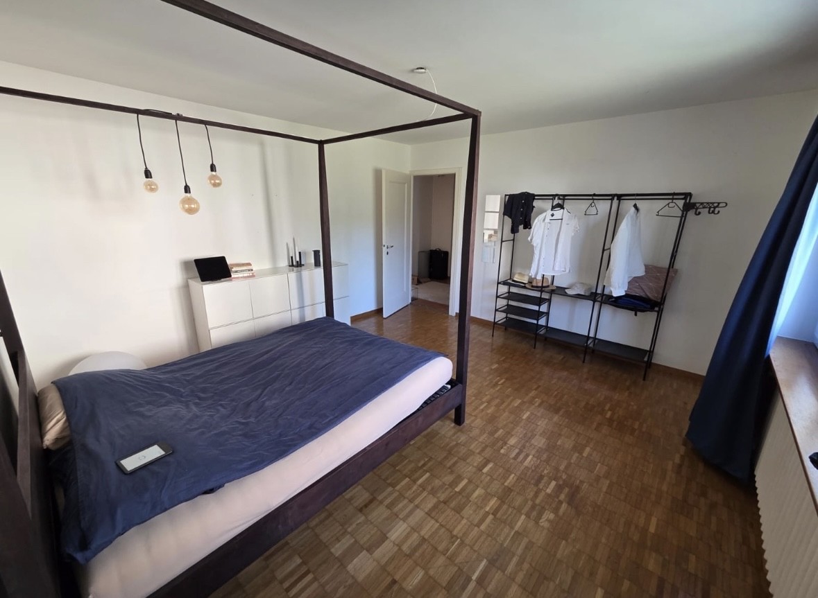 Appartement de 2,5 pièces lumineux et calme à Zurich Altstetten – Sous-location pour novembre 2026 (1 MOIS)

Disponible exclusivement du 1er au 30 novembre 2026 (l'immeuble fera l'objet d'une rénovation complète à partir de décembre).

Caractéristiques principales et équipements :
- Espace de vie : 