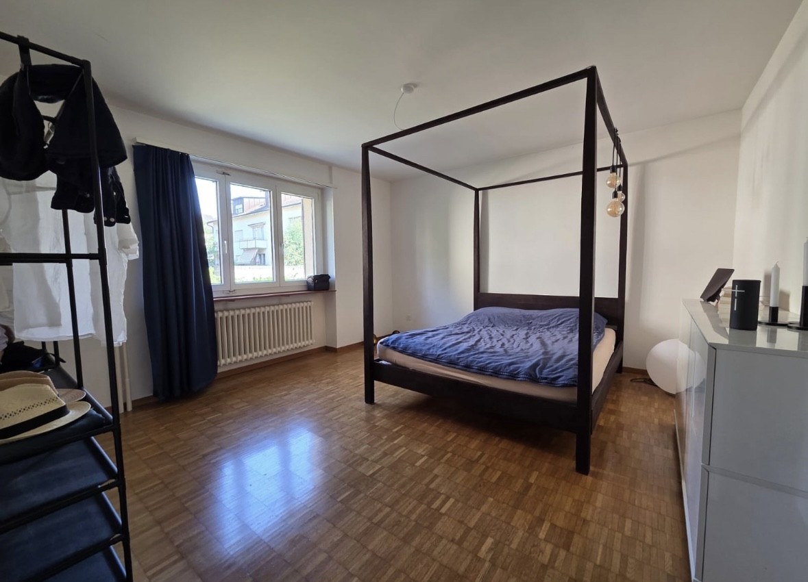 Appartement de 2,5 pièces lumineux et calme à Zurich Altstetten – Sous-location pour novembre 2026 (1 MOIS)

Disponible exclusivement du 1er au 30 novembre 2026 (l'immeuble fera l'objet d'une rénovation complète à partir de décembre).

Caractéristiques principales et équipements :
- Espace de vie : 