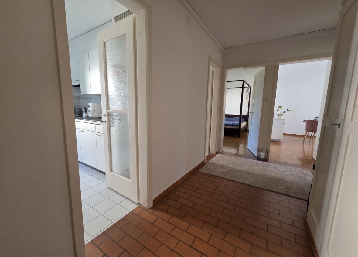 Appartement de 2,5 pièces lumineux et calme à Zurich Altstetten – Sous-location pour novembre 2026 (1 MOIS)

Disponible exclusivement du 1er au 30 novembre 2026 (l'immeuble fera l'objet d'une rénovation complète à partir de décembre).

Caractéristiques principales et équipements :
- Espace de vie : 