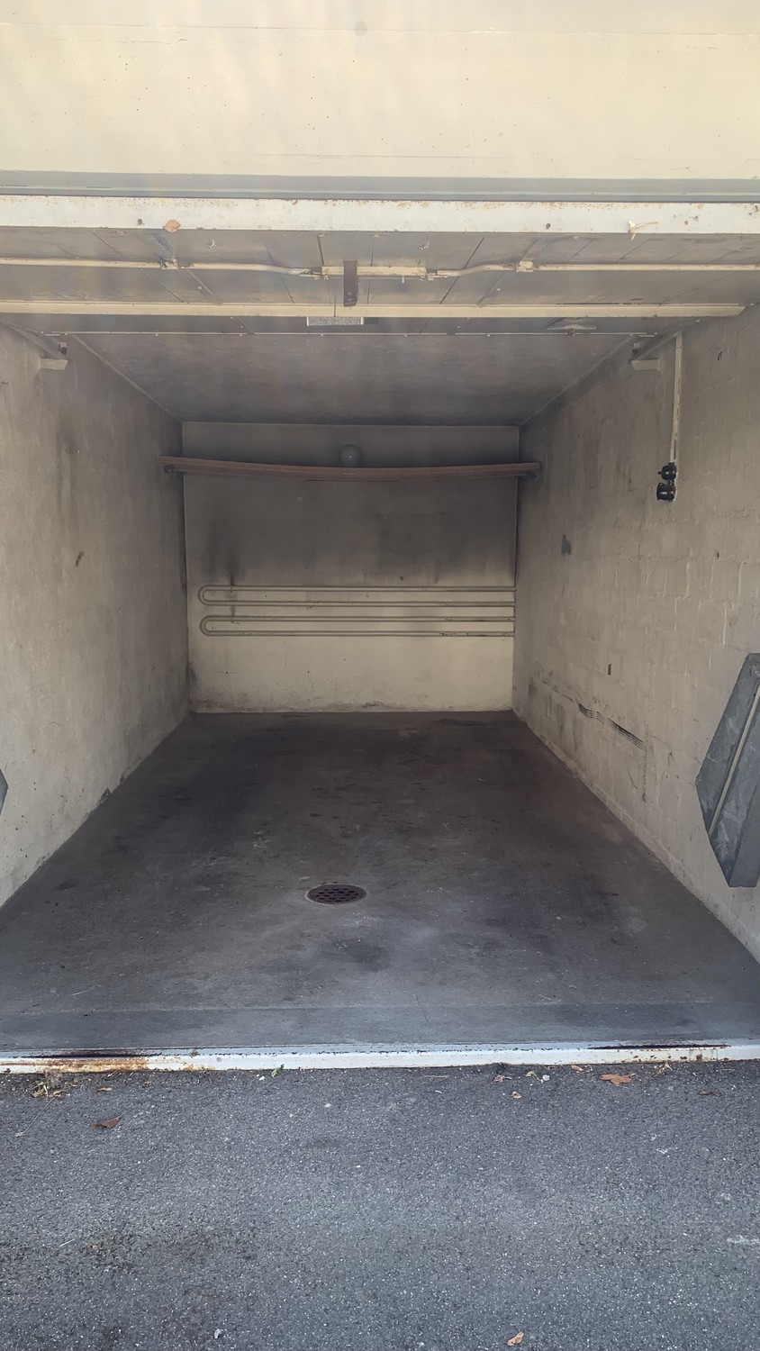 Garage à louer près de Wollishofenplatz juin-août