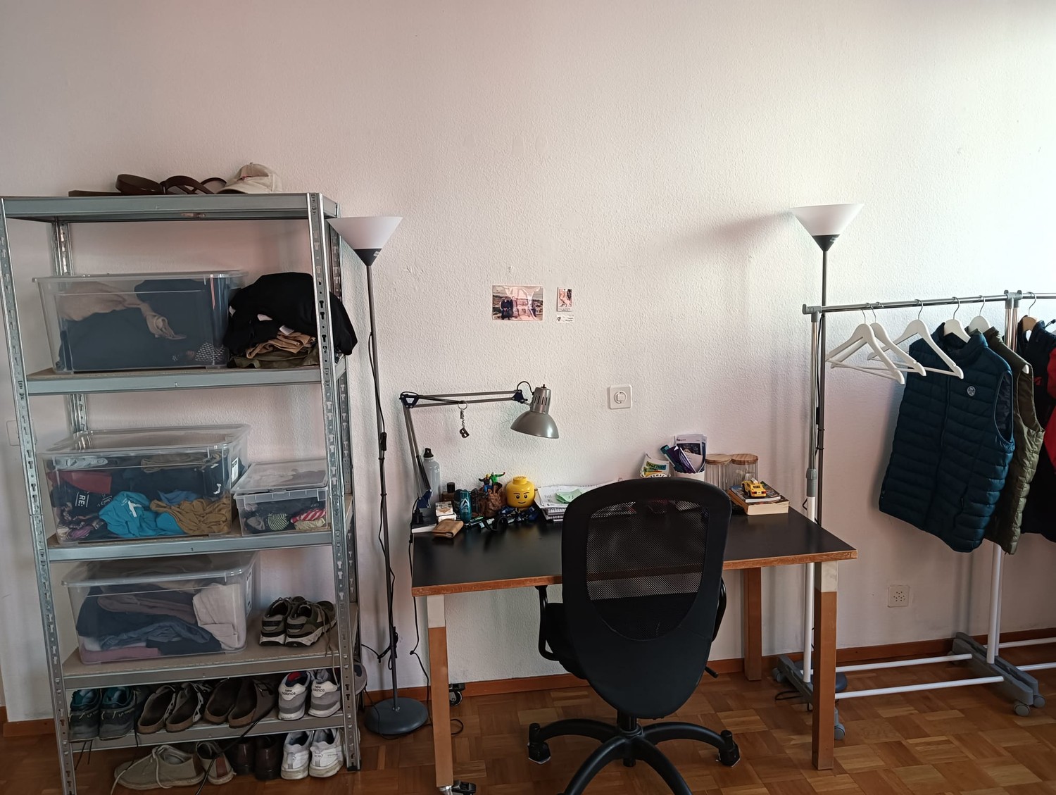 Chambre dans une colocation

Je propose une chambre spacieuse d'environ 9.6 m² dans un emplacement très central à Zurich. La chambre est disponible à partir du **17 novembre** (la date d'emménagement est flexible jusqu'à la mi-novembre).
**Détails**

- Taille : env. 9.6 m²
- Emplacement très central