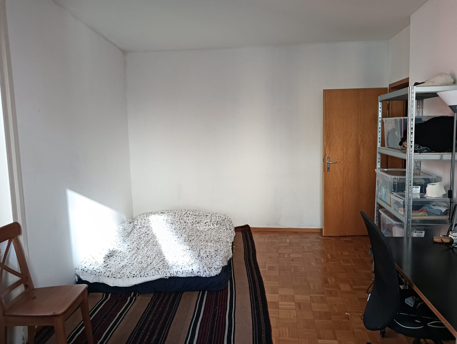 Chambre dans une colocation

Je propose une chambre spacieuse d'environ 9.6 m² dans un emplacement très central à Zurich. La chambre est disponible à partir du **17 novembre** (la date d'emménagement est flexible jusqu'à la mi-novembre).
**Détails**

- Taille : env. 9.6 m²
- Emplacement très central