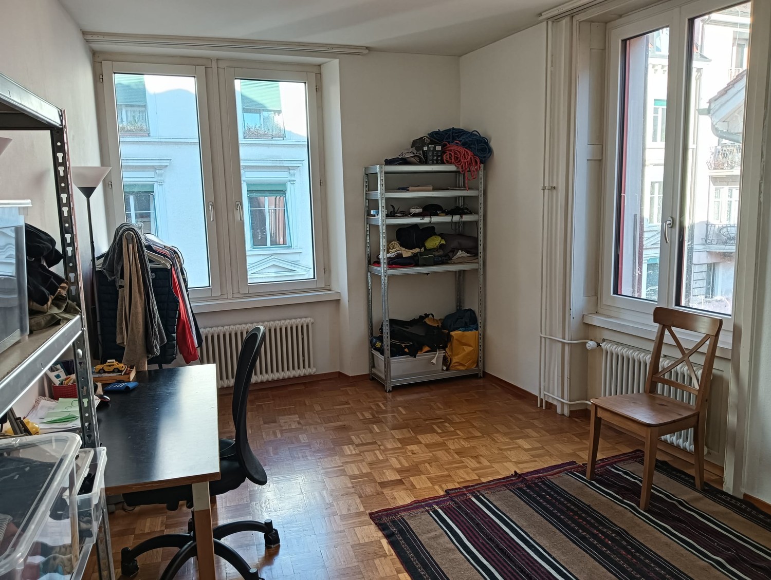 Chambre dans une colocation

Je propose une chambre spacieuse d'environ 9.6 m² dans un emplacement très central à Zurich. La chambre est disponible à partir du **17 novembre** (la date d'emménagement est flexible jusqu'à la mi-novembre).
**Détails**

- Taille : env. 9.6 m²
- Emplacement très central