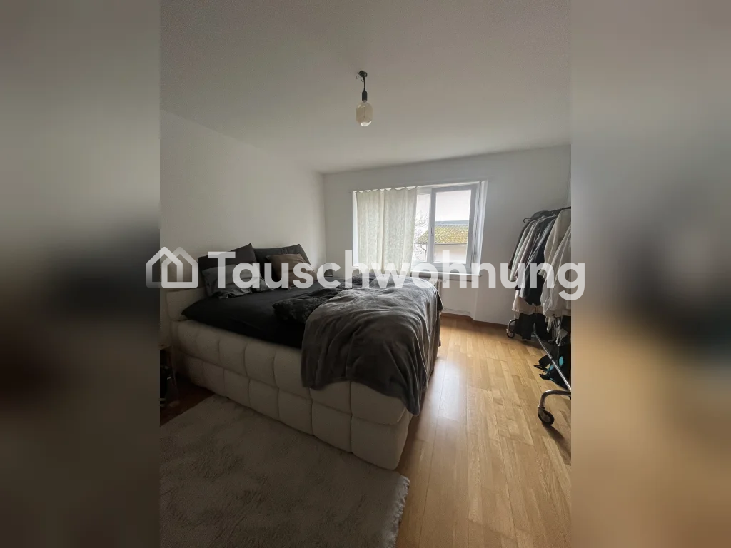 Superbe appartement de 3,5 pièces à Schmiede Wiedike. À 1 min de la station de tram avec de nombreuses possibilités de shopping, bars & restos. Je souhaite tenter un changement d'air et trouver quelque chose de plus petit en raison de mes études.
Idéalement, l'appartement doit être situé au calme et, photo 4 sur 7