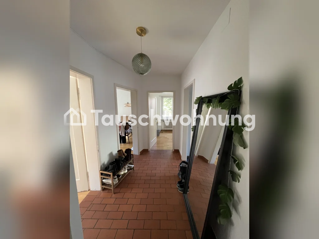 Superbe appartement de 3,5 pièces à Schmiede Wiedike. À 1 min de la station de tram avec de nombreuses possibilités de shopping, bars & restos. Je souhaite tenter un changement d'air et trouver quelque chose de plus petit en raison de mes études.
Idéalement, l'appartement doit être situé au calme et, photo 5 sur 7