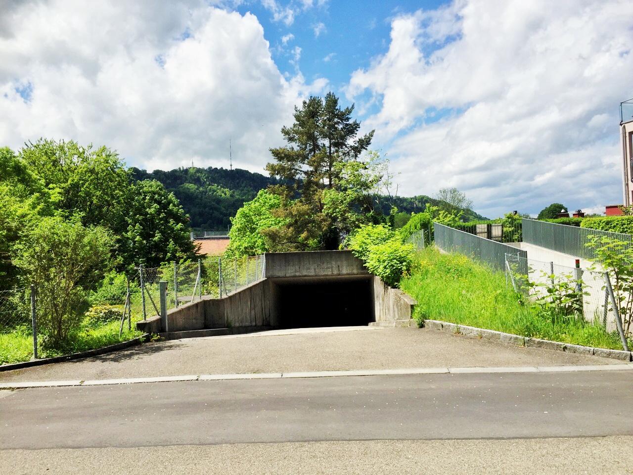 Place de stationnement pour votre moto à la recherche ? Vous êtes au bon endroit, car nous louons **dès maintenant ou sur demande** une place de stationnement pour moto dans le parking souterrain de l'Abendwegs 1-5 à 8038 Zürich pour **CHF 80/p.M. (hors TVA).**

Avez-vous suscité notre intérêt ? Nou, photo 2 sur 2