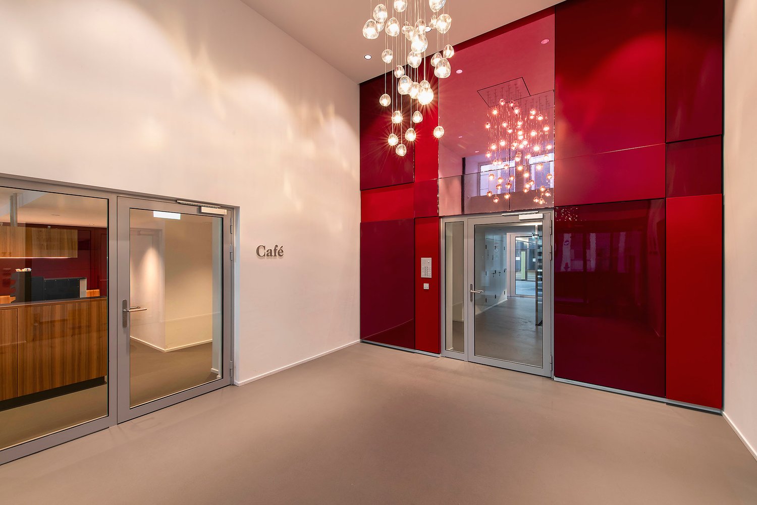 710m² office