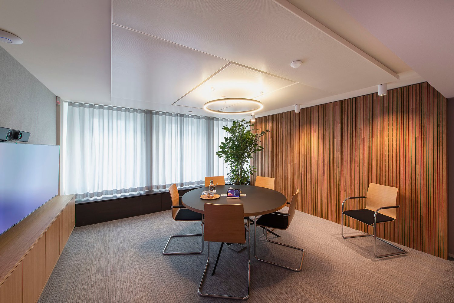 710m² office