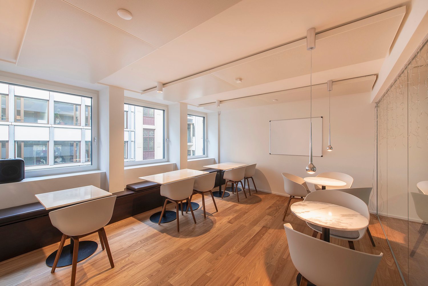 710m² office