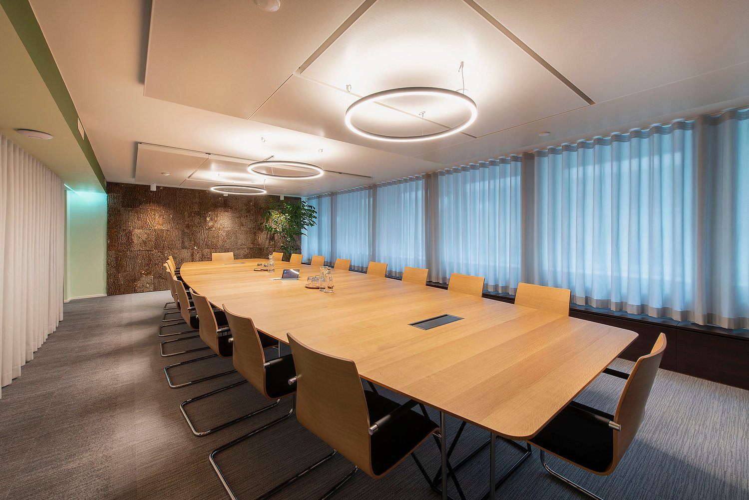 710m² office