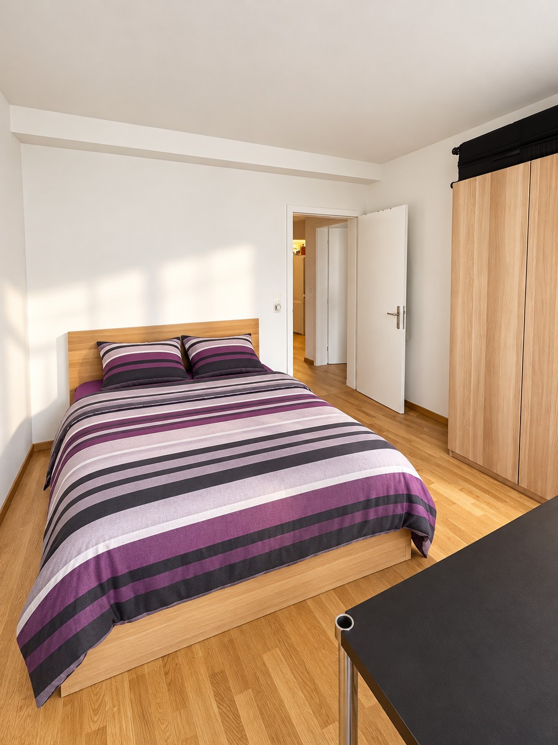 Chambre dans une colocation

Je cherche un colocataire pour un bel appartement spacieux et lumineux dès que possible, situé à Häringstrasse, 8002 Zurich.

- Chambre privée avec toilettes privées
- Grand salon, cuisine équipée, lave-linge et sèche-linge
- Emplacement idéal :
- 3 min de Central
- 5 mi