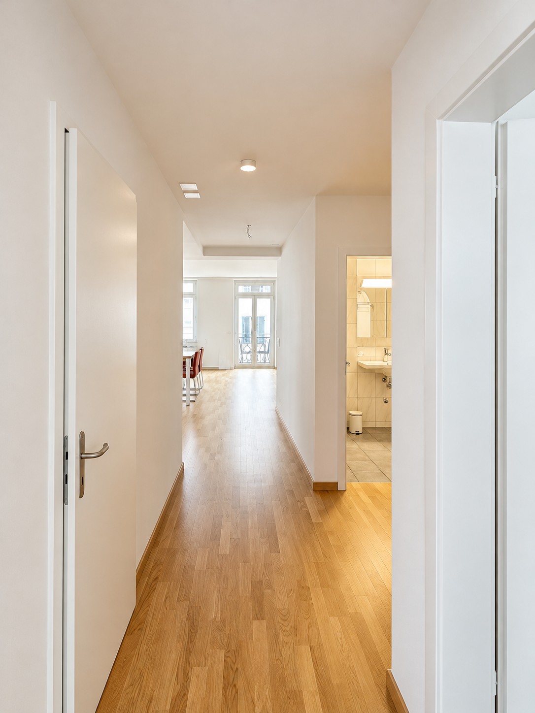 Chambre dans une colocation

Je cherche un colocataire pour un bel appartement spacieux et lumineux dès que possible, situé à Häringstrasse, 8002 Zurich.

- Chambre privée avec toilettes privées
- Grand salon, cuisine équipée, lave-linge et sèche-linge
- Emplacement idéal :
- 3 min de Central
- 5 mi