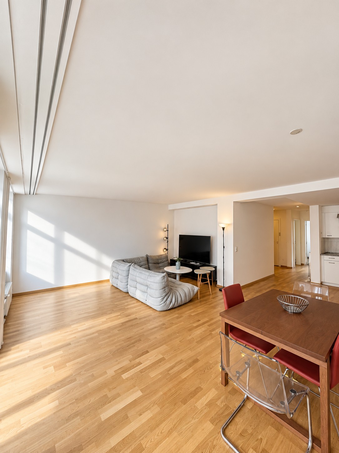 Chambre dans une colocation

Je cherche un colocataire pour un bel appartement spacieux et lumineux dès que possible, situé à Häringstrasse, 8002 Zurich.

- Chambre privée avec toilettes privées
- Grand salon, cuisine équipée, lave-linge et sèche-linge
- Emplacement idéal :
- 3 min de Central
- 5 mi