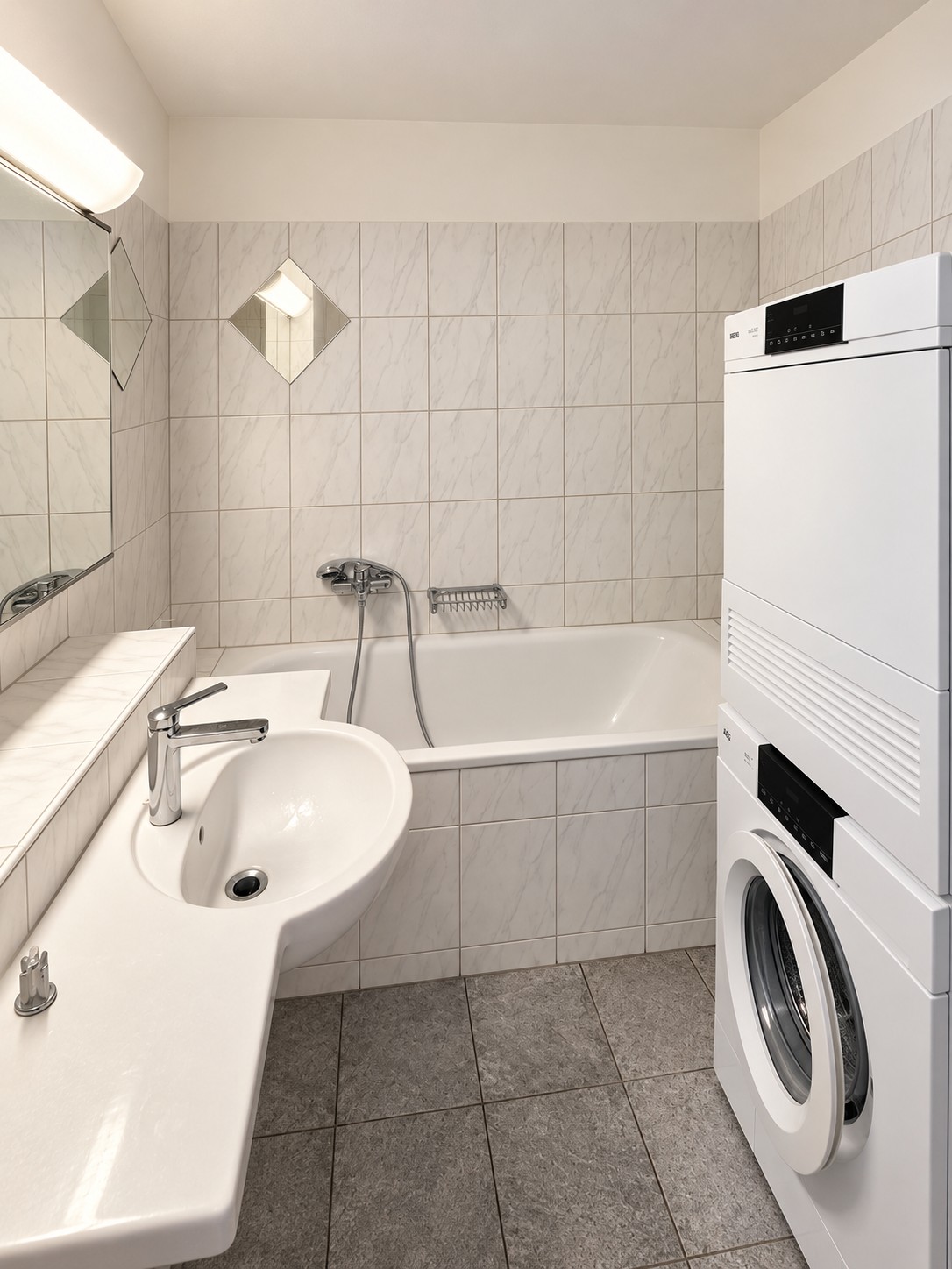 Chambre dans une colocation

Je cherche un colocataire pour un bel appartement spacieux et lumineux dès que possible, situé à Häringstrasse, 8002 Zurich.

- Chambre privée avec toilettes privées
- Grand salon, cuisine équipée, lave-linge et sèche-linge
- Emplacement idéal :
- 3 min de Central
- 5 mi