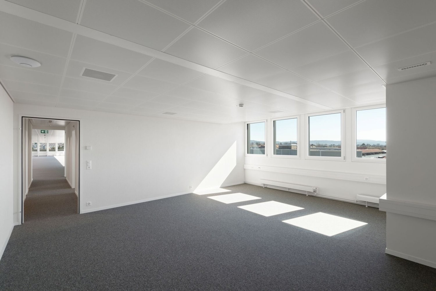 1050m² office