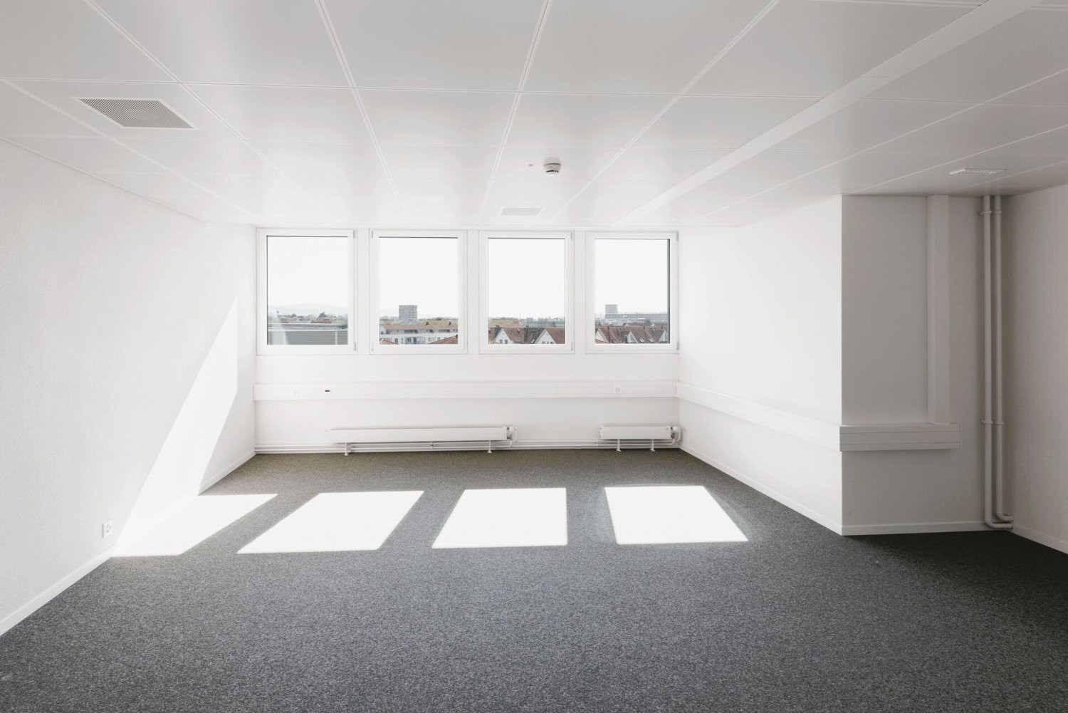 1050m² office