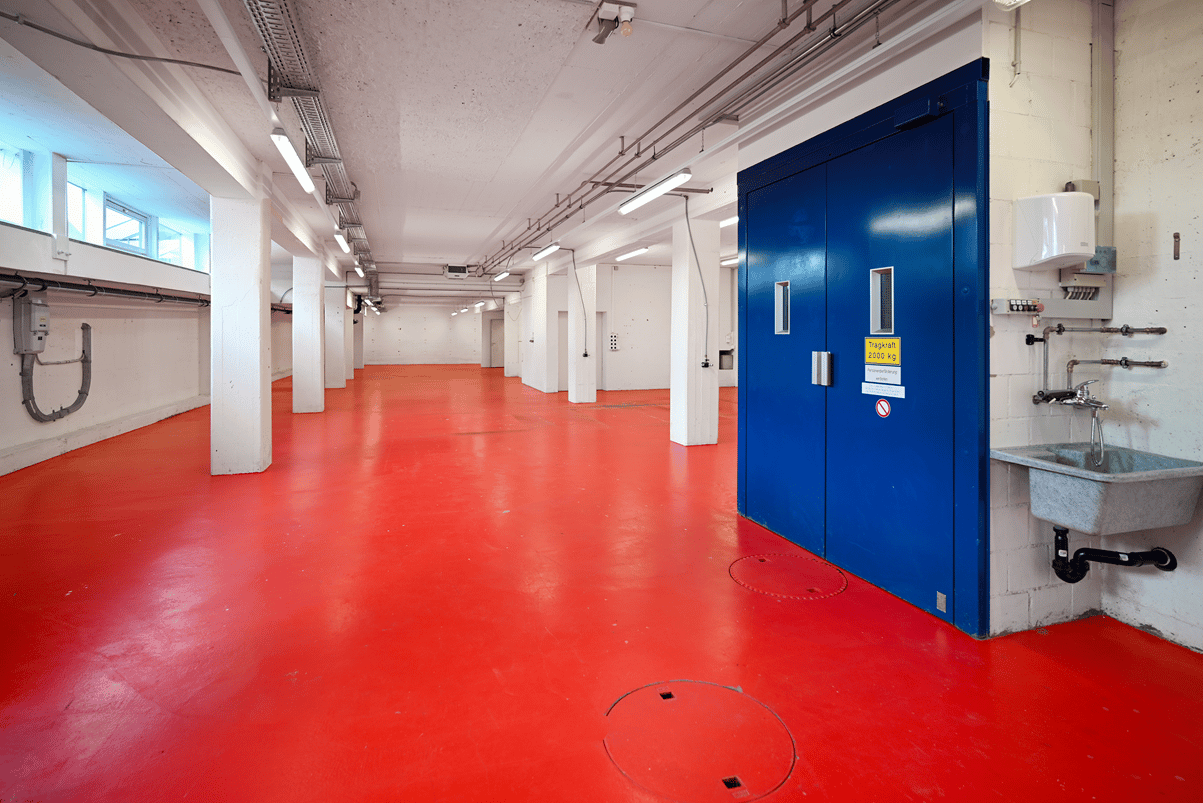 654m² office