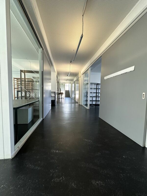 318m² office