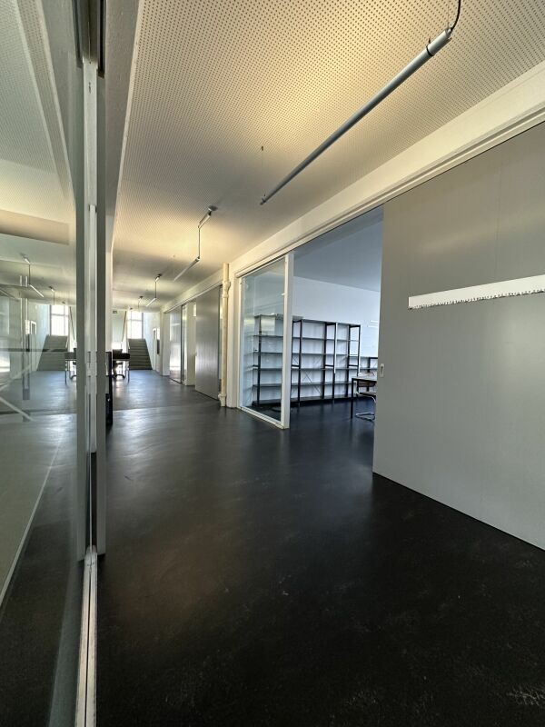 318m² office