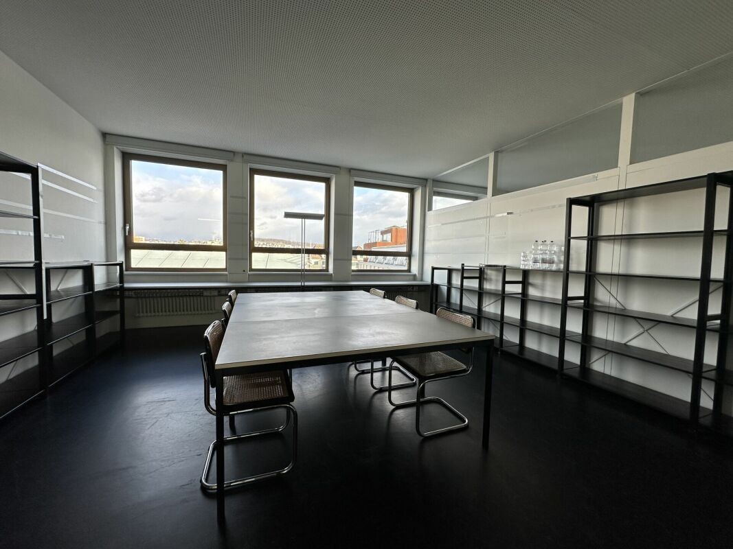 318m² office