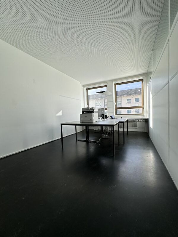 318m² office