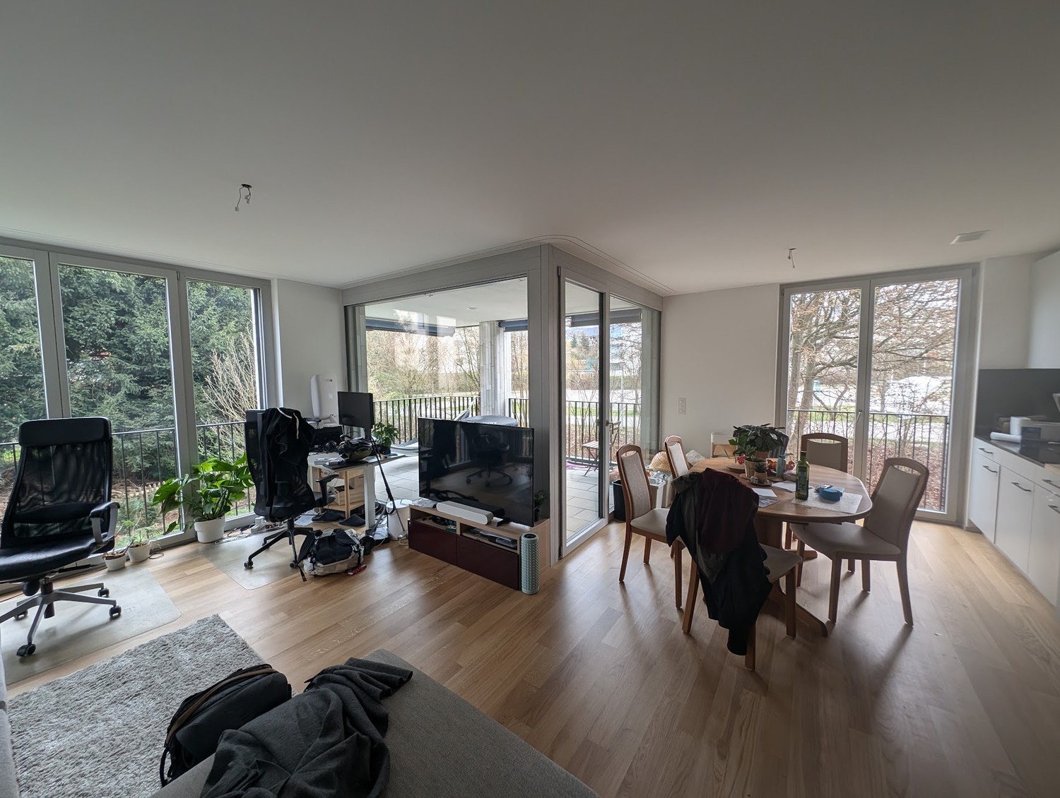 Chambre dans une colocation

Sous-location pour tout le mois de septembre, disponible dès le 20 août (date de début ouverte à la discussion).  
  
Appartement partagé avec deux autres personnes, Benoit un post doc en plantes et Leon qui a une startup sur les trains :) Super chill pour passer du temp