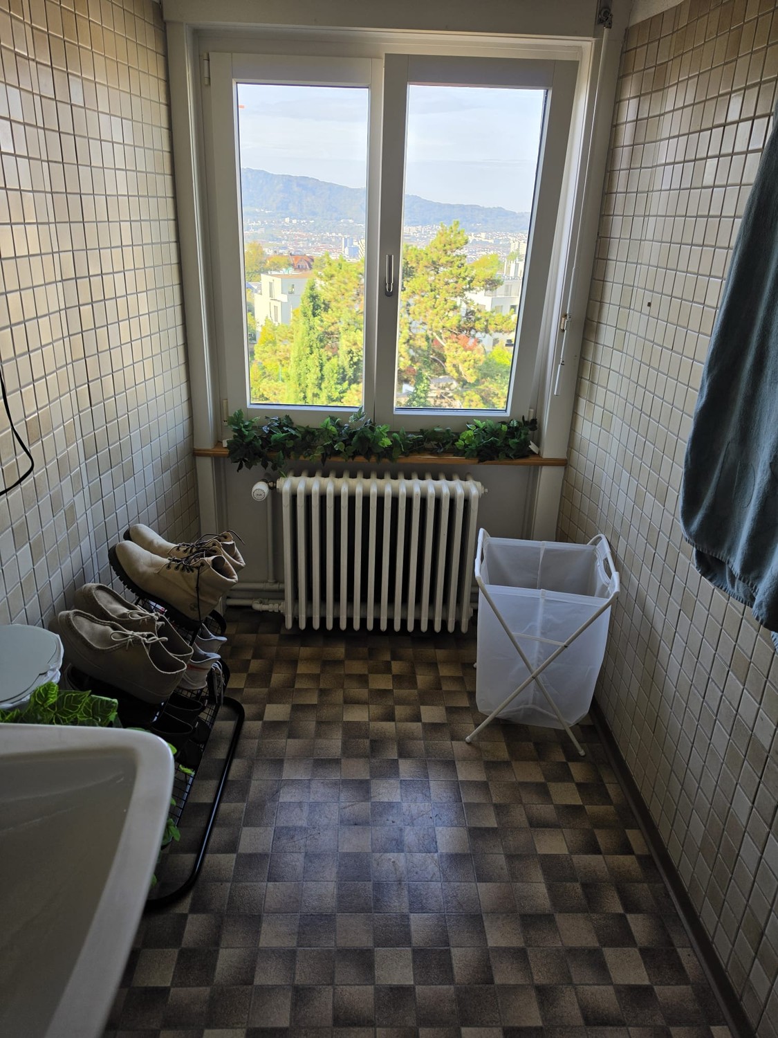 Chambre dans une colocation

La chambre est une suite super douillette avec une salle de bain privée dans une maison partagée. La chambre est louée meublée avec un lit, un bureau et une chaise, une armoire, une commode et une table de chevet, ainsi que quelques décorations qui donnent vie à la pièce