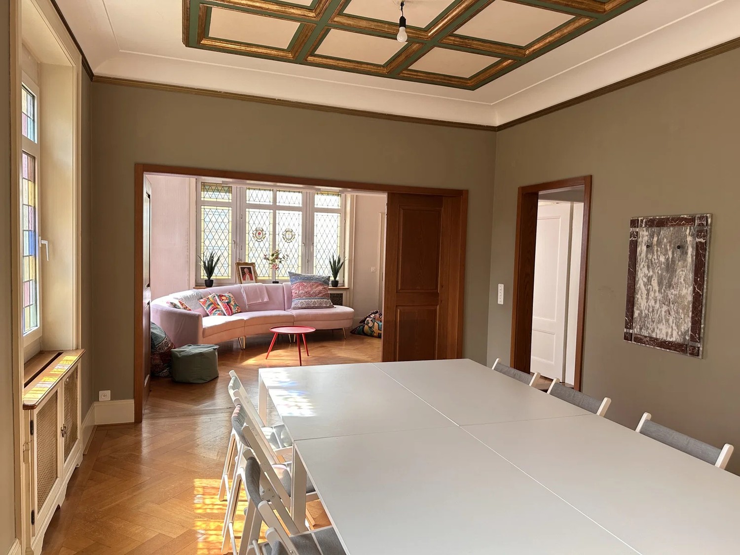 Chambre dans une colocation

La chambre est une suite super douillette avec une salle de bain privée dans une maison partagée. La chambre est louée meublée avec un lit, un bureau et une chaise, une armoire, une commode et une table de chevet, ainsi que quelques décorations qui donnent vie à la pièce