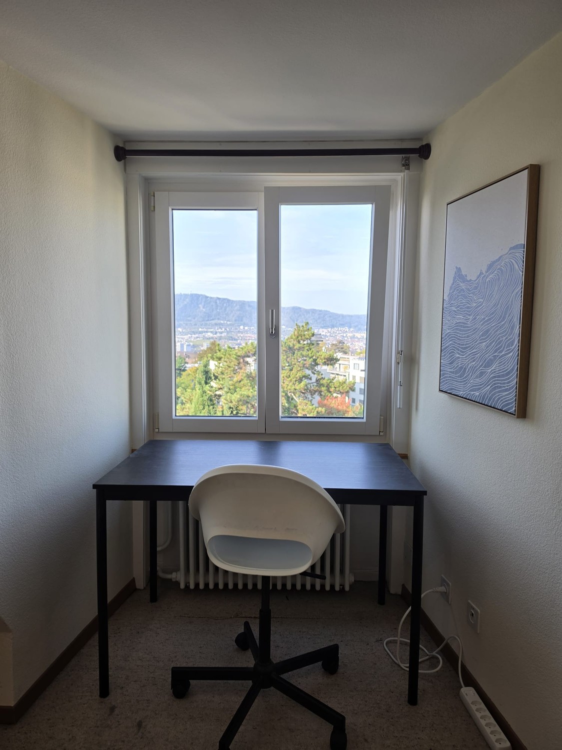 Chambre dans une colocation

La chambre est une suite super douillette avec une salle de bain privée dans une maison partagée. La chambre est louée meublée avec un lit, un bureau et une chaise, une armoire, une commode et une table de chevet, ainsi que quelques décorations qui donnent vie à la pièce
