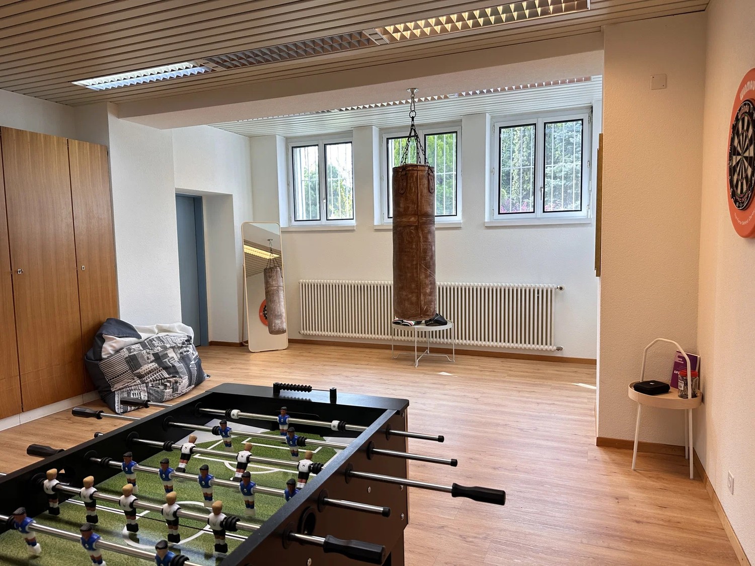 Chambre dans une colocation

La chambre est une suite super douillette avec une salle de bain privée dans une maison partagée. La chambre est louée meublée avec un lit, un bureau et une chaise, une armoire, une commode et une table de chevet, ainsi que quelques décorations qui donnent vie à la pièce